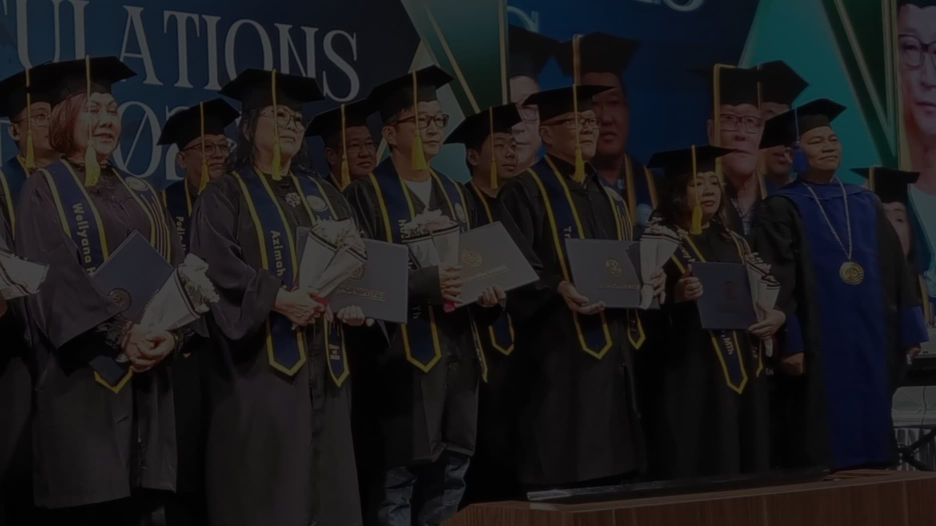 Wisudawan dan pimpinan akademik dalam acara wisuda SAMSB